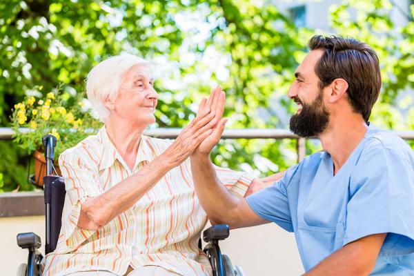 عرضه خدمات اعزام پرستار روزانه سالمند