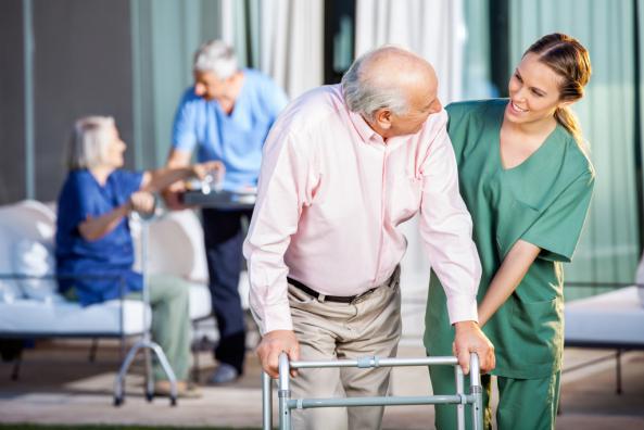 چگونه پرستار سالمند مناسب انتخاب کنیم؟